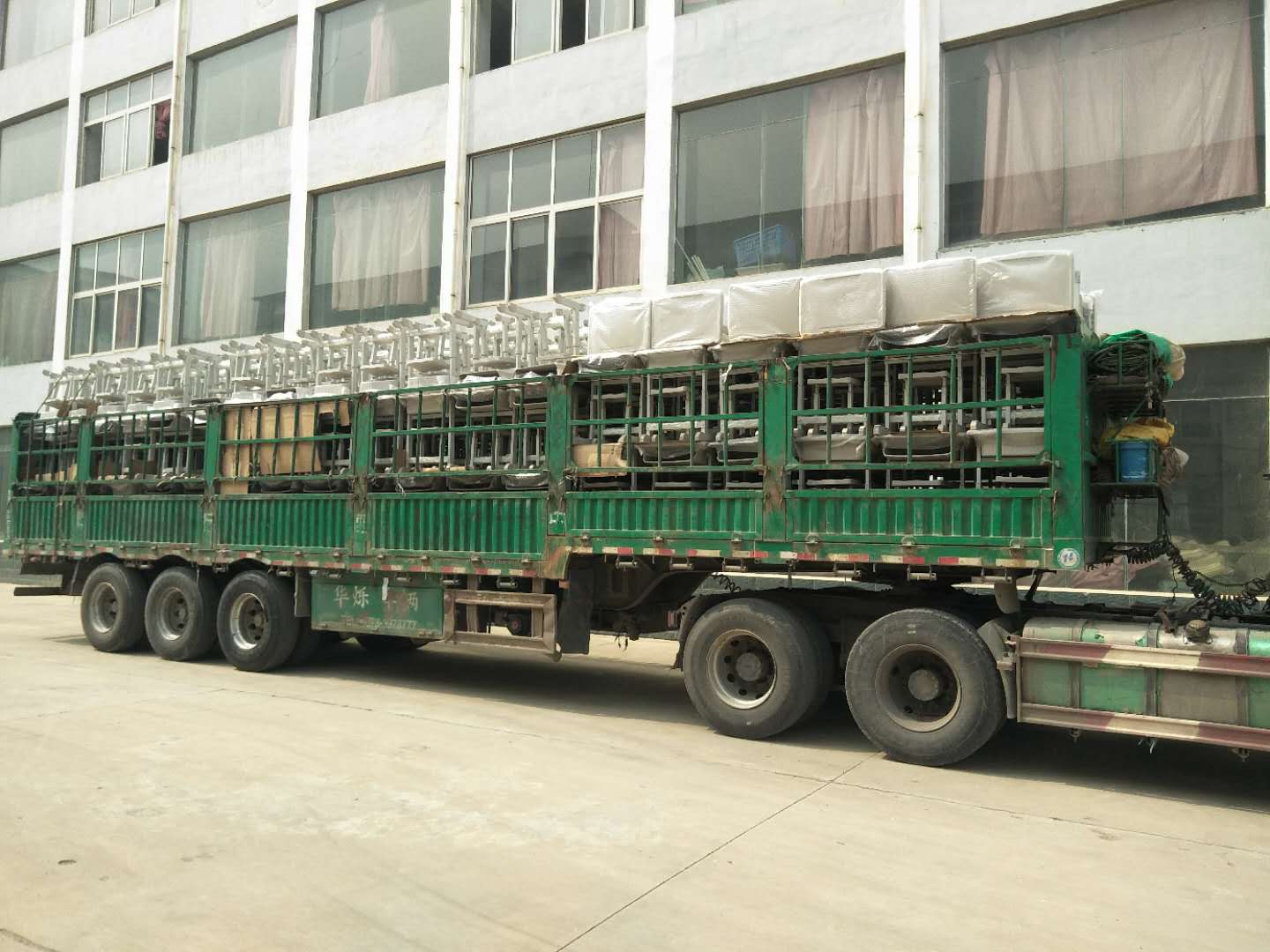 案例|睿學(xué)卓藝4000余套課桌椅批量發(fā)貨，交付客戶